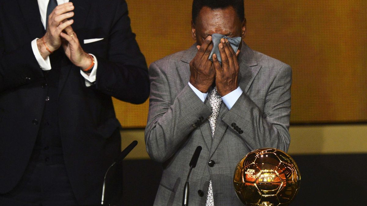 La FIFA hace justicia con un emocionado Pelé otorgándole el Balón de Oro honorífico