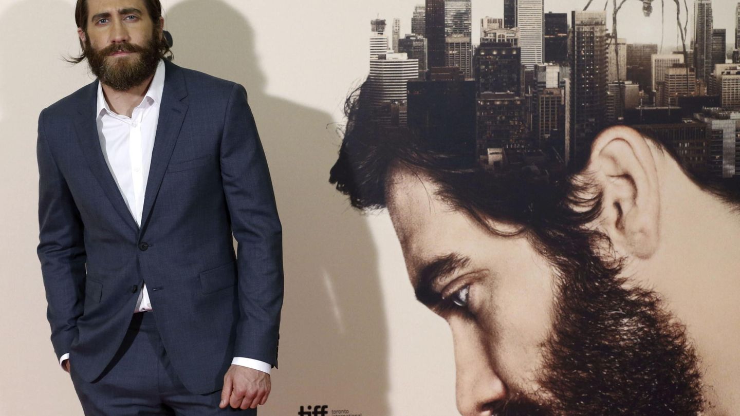 Jake Gyllenhaal, protagonista de 'Enemy', junto al cartel del filme