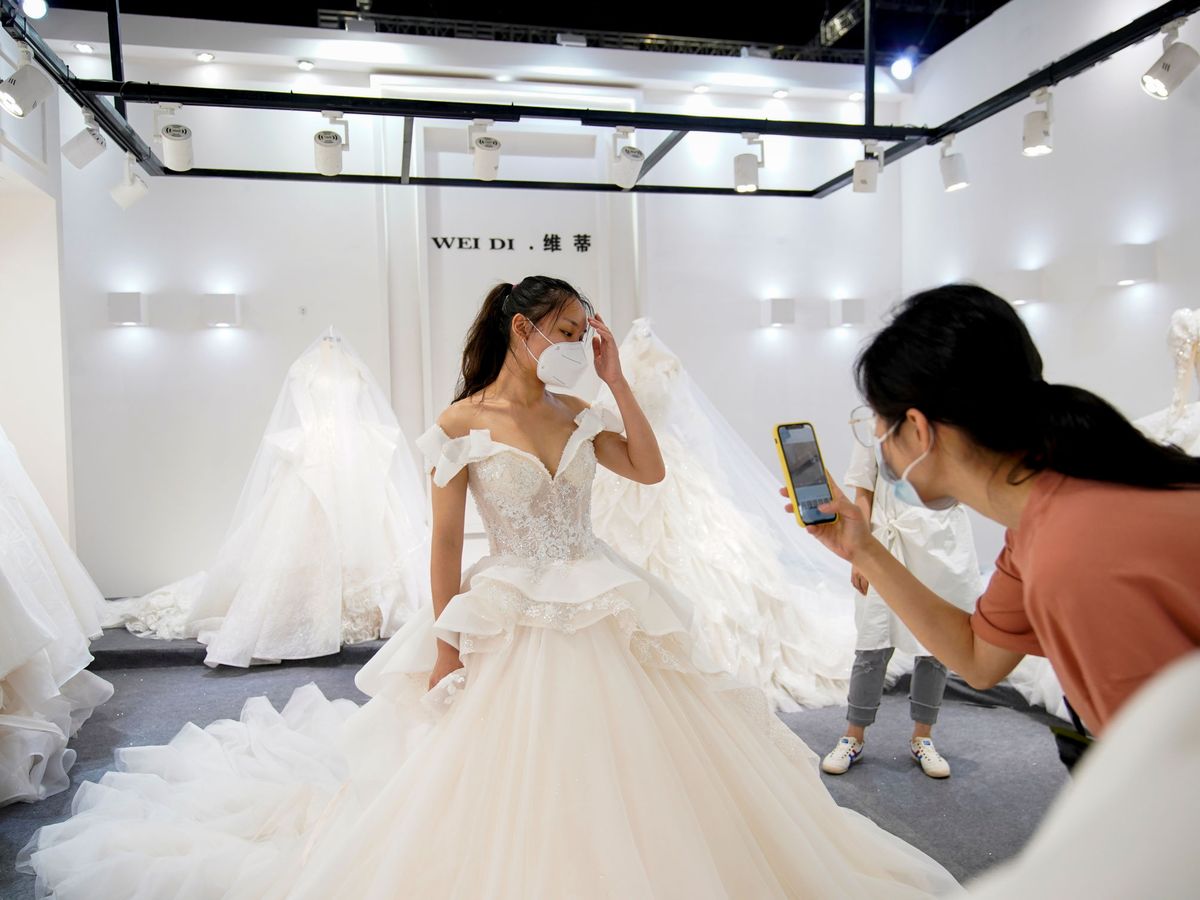 Foto: Una mujer vestida de novia con mascarilla en China. (Reuters)