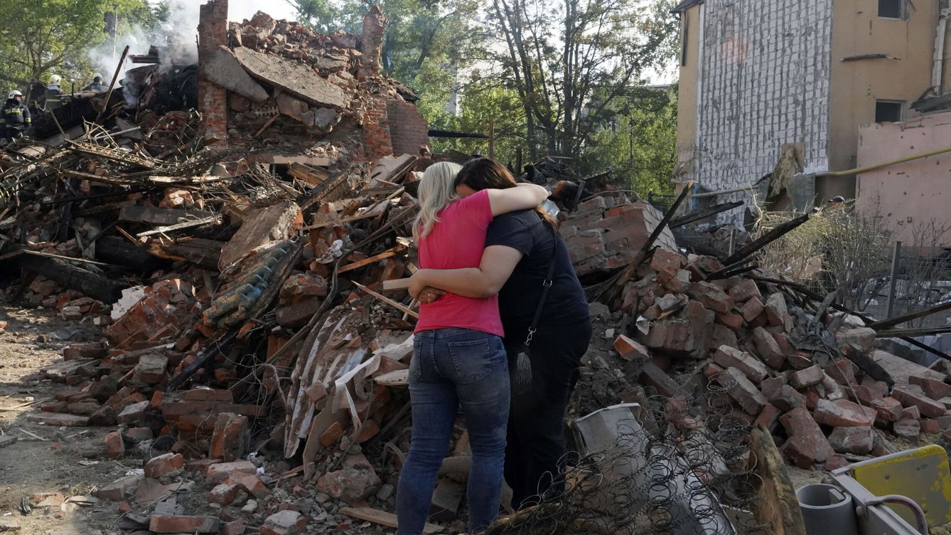 Foto: Dos mujeres se abrazan tras un bombardeo en Járkov. (EFE/EPA/Vasiliy Zhlobsky)