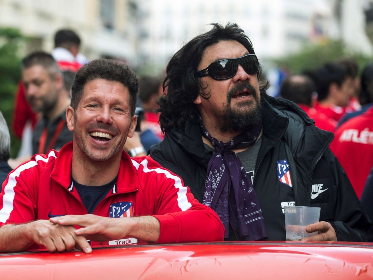 Foto: Simeone y el Mono Burgos, en la celebración de la Liga Europa. (EFE)