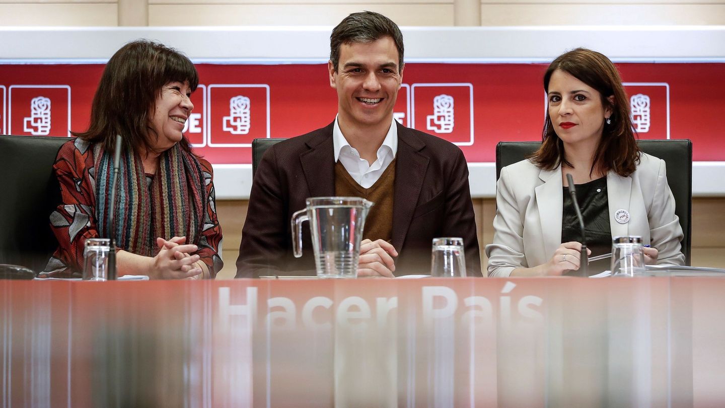  El secretario general del PSOE, Pedro Sánchez (c), acompañado por la presidenta del partido, Cristina Narbona (i), y la vicepresidenta, Adriana Lastra (d). (EFE)