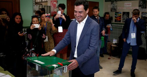 Foto: Moreno tras introducir su voto en la urna. (Reuters)