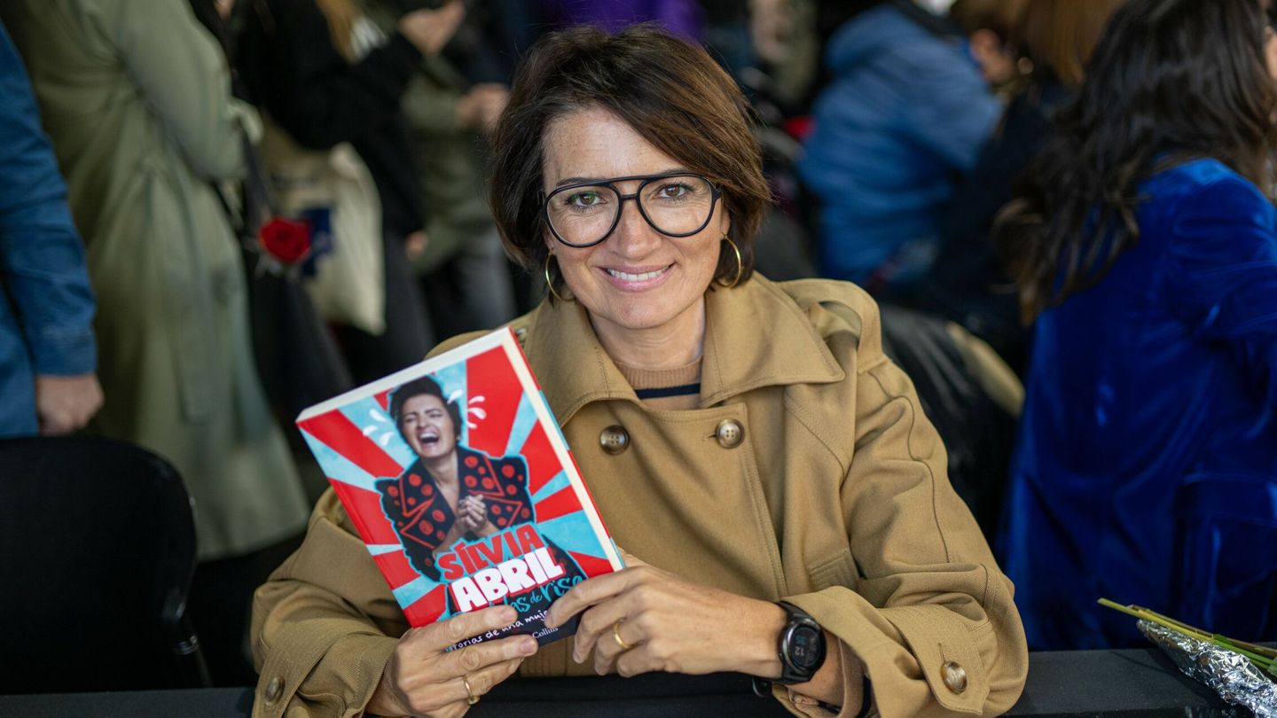 La actriz y cómica Silvia Abril con su libro 'Pérdidas de risa. Historias de una mujer imperfecta' (Europa Press)
