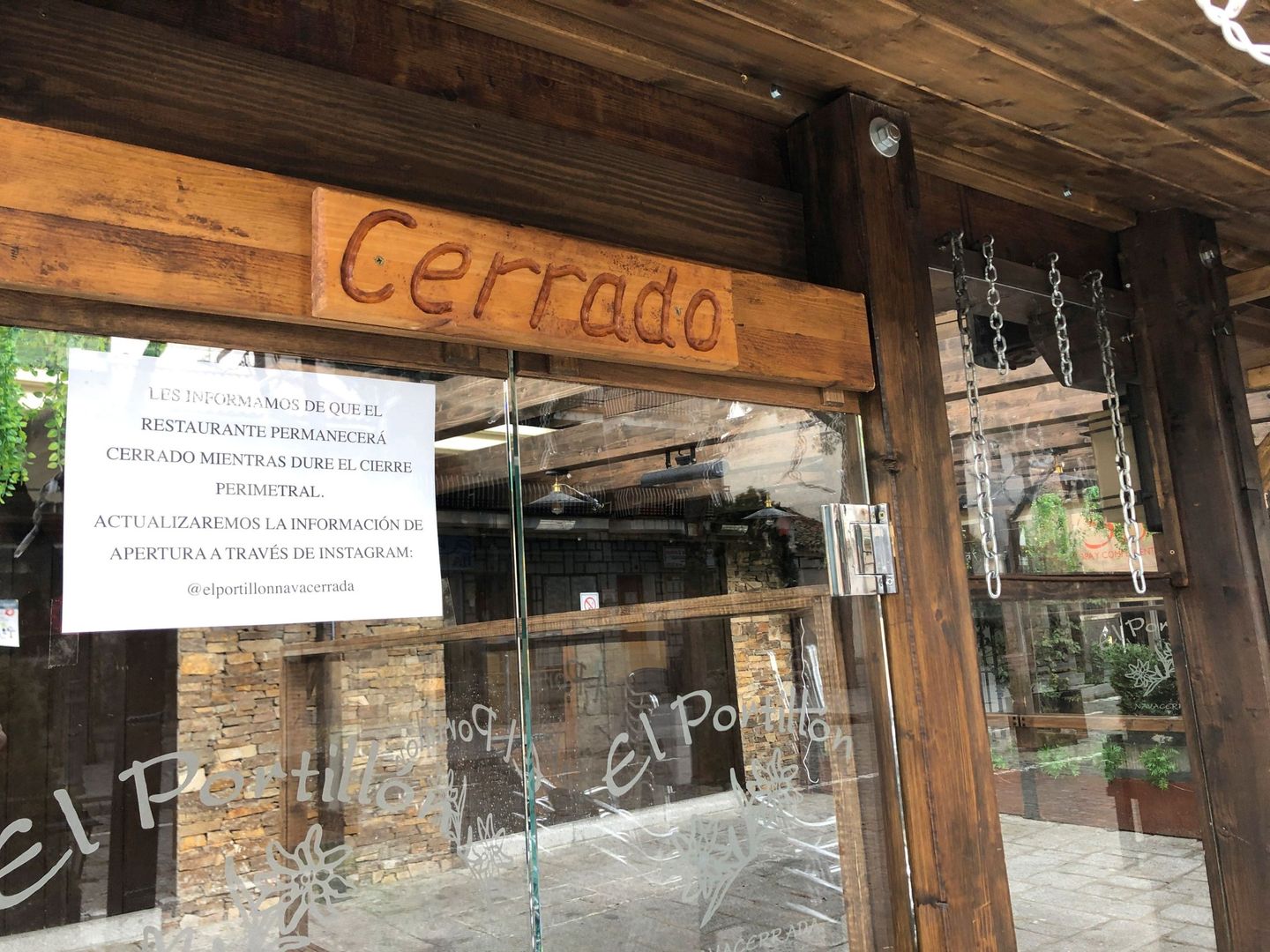 Restaurante cerrado en Navacerrada. (EFE/Inés Verdejo)