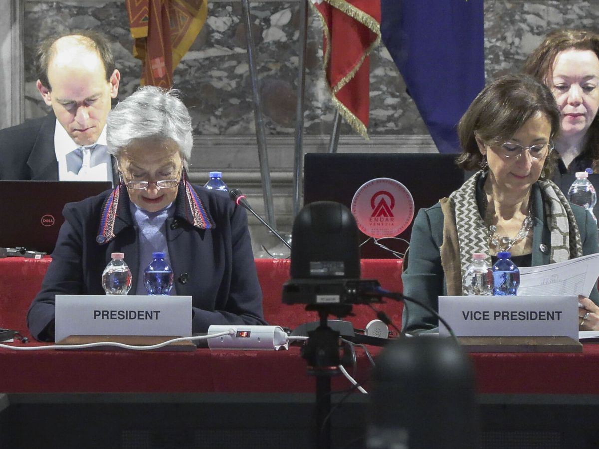 Foto: La vicepresidente de la Comisión Venecia, Marta Cartabia, a la derecha. (EFE/Enrique del Viso)