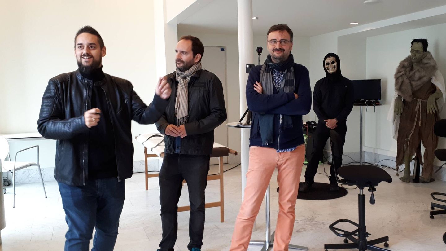 Roberto Romero, Zacarías de Santiago y Josemi Beltrán, en la presentación de la muestra de realidad virtual y terror. (J. M. A.)