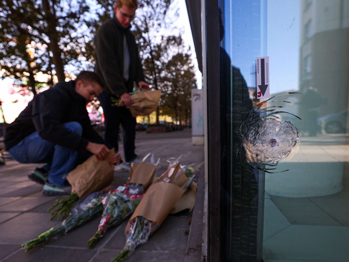 Foto: Homenaje a los dos suecos asesinados en Bruselas. (EFE / Olivier Hoslet)