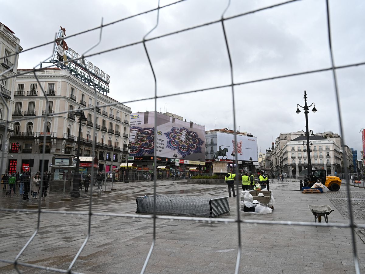 Foto: Comienzan las obras de remodelación de la Puerta del Sol. (EFE/Fernando Villar)