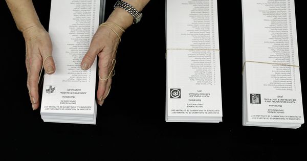 Foto: Papeletas de las diferentes candidaturas en una mesa electoral. (EFE)