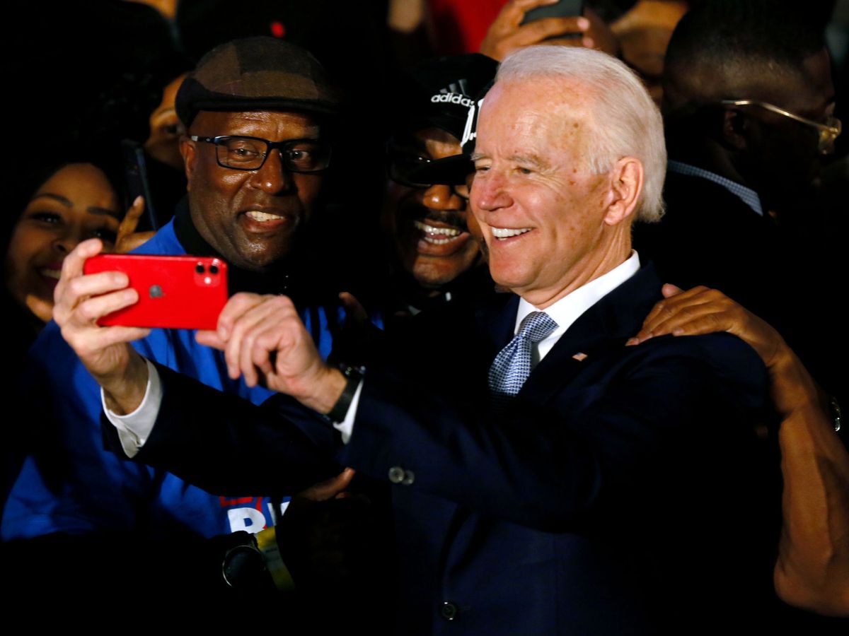 Foto: Joe Biden celebra junto al público su victoria en Carolina del Sur. (Reuters)