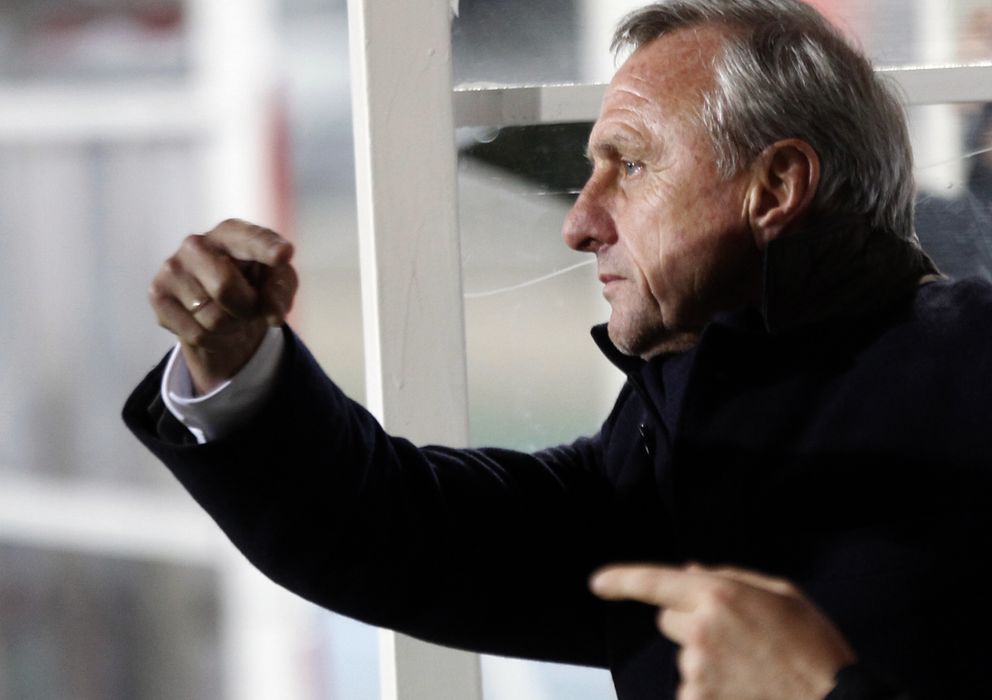 Foto: Johan Cruyff, dirigiendo un partido a la selección de Cataluña (Reuters)