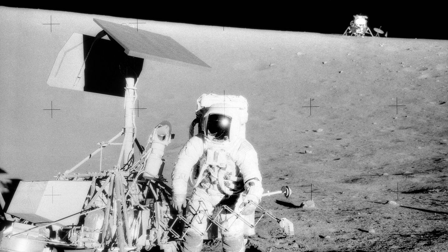 El astronauta Pete Conrad estudia la sonda Surveyor 3, donde el módulo lunar del Apollo 12 (en la parte superior derecha) aterrizó. Fuente: Wikipedia.
