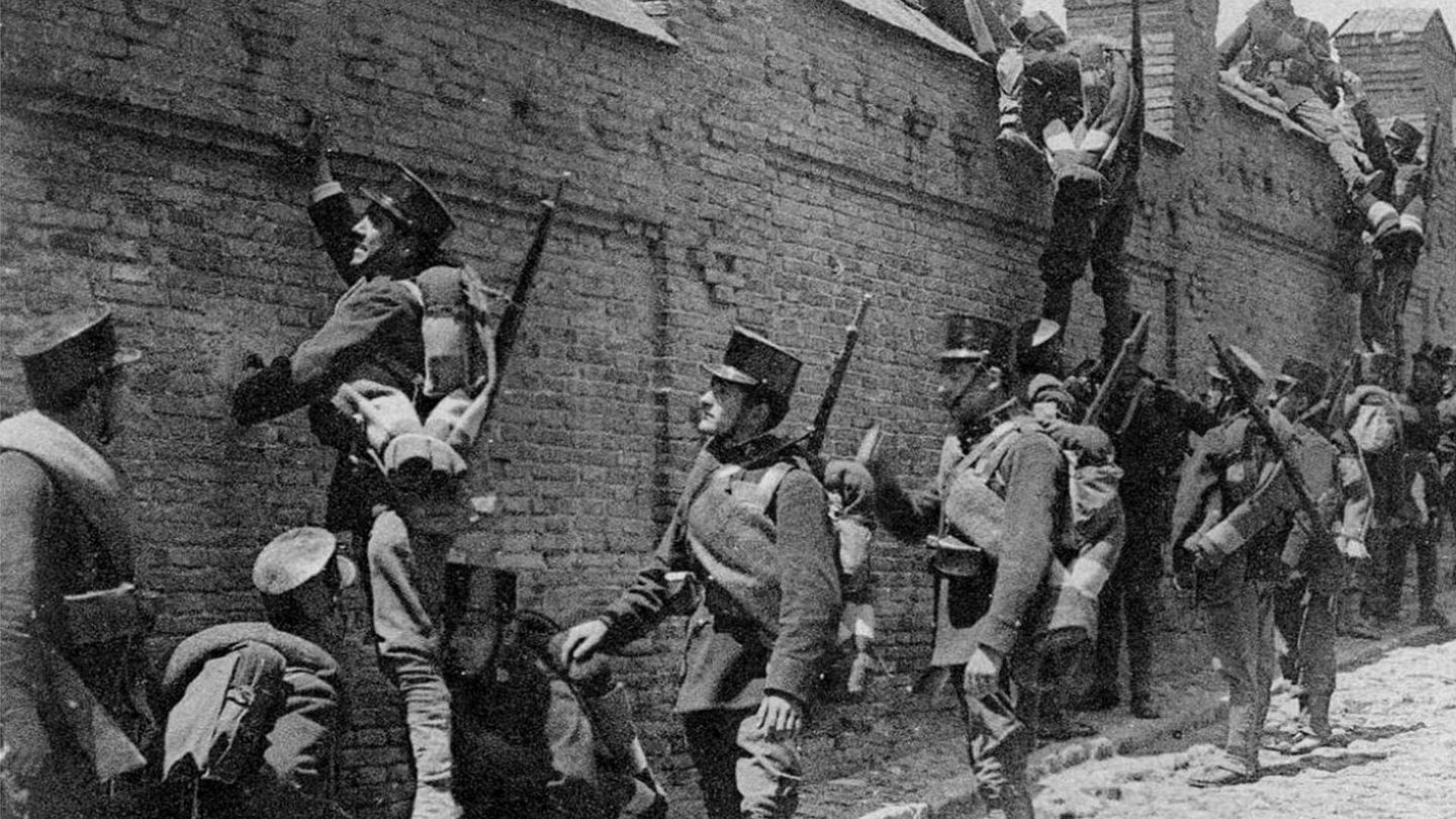 Soldados españoles en combate durante la guerra del Rif. (Wikipedia)