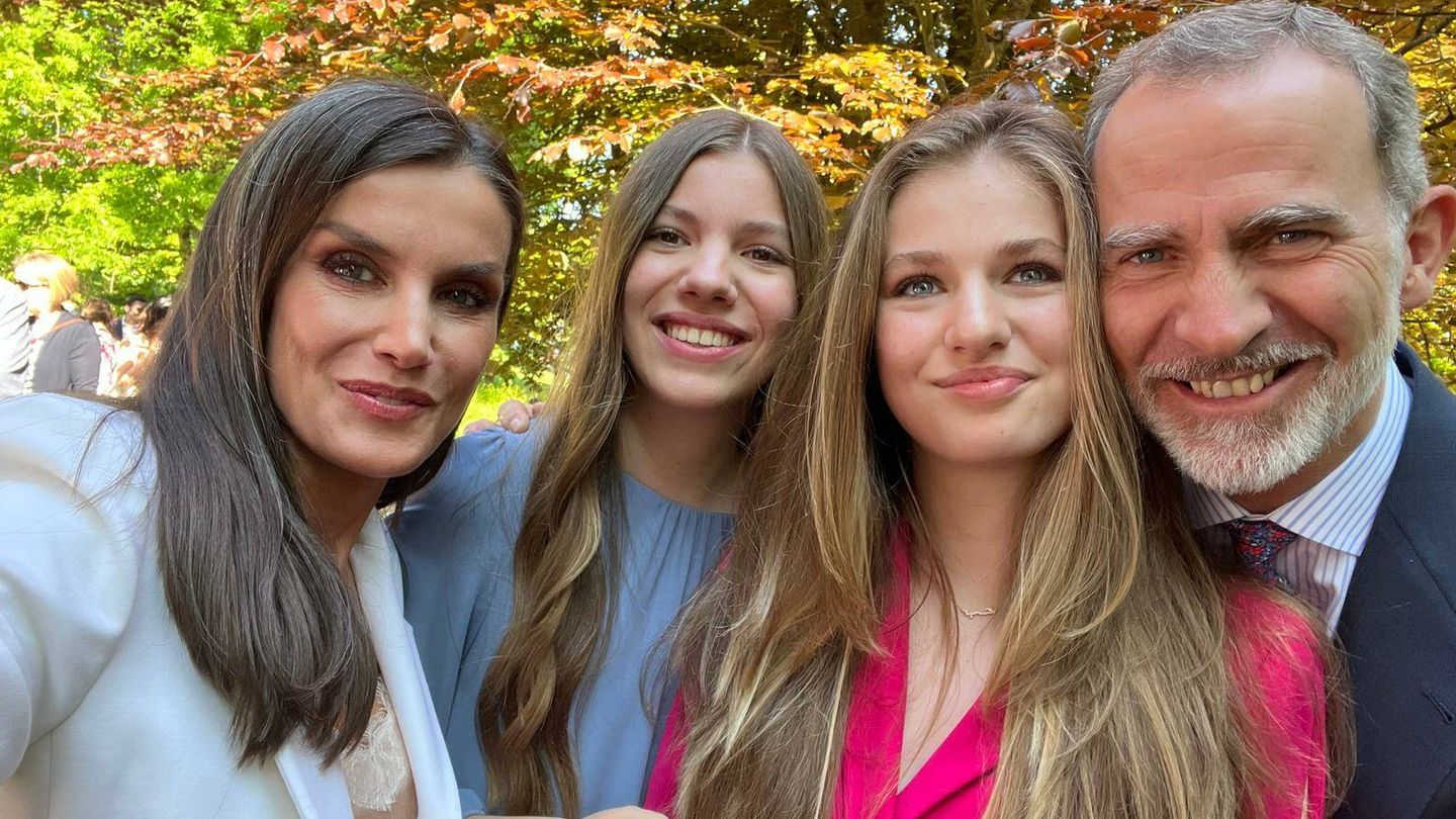 El selfie de los Reyes y sus hijas en la graduación de Leonor. (Casa Real)