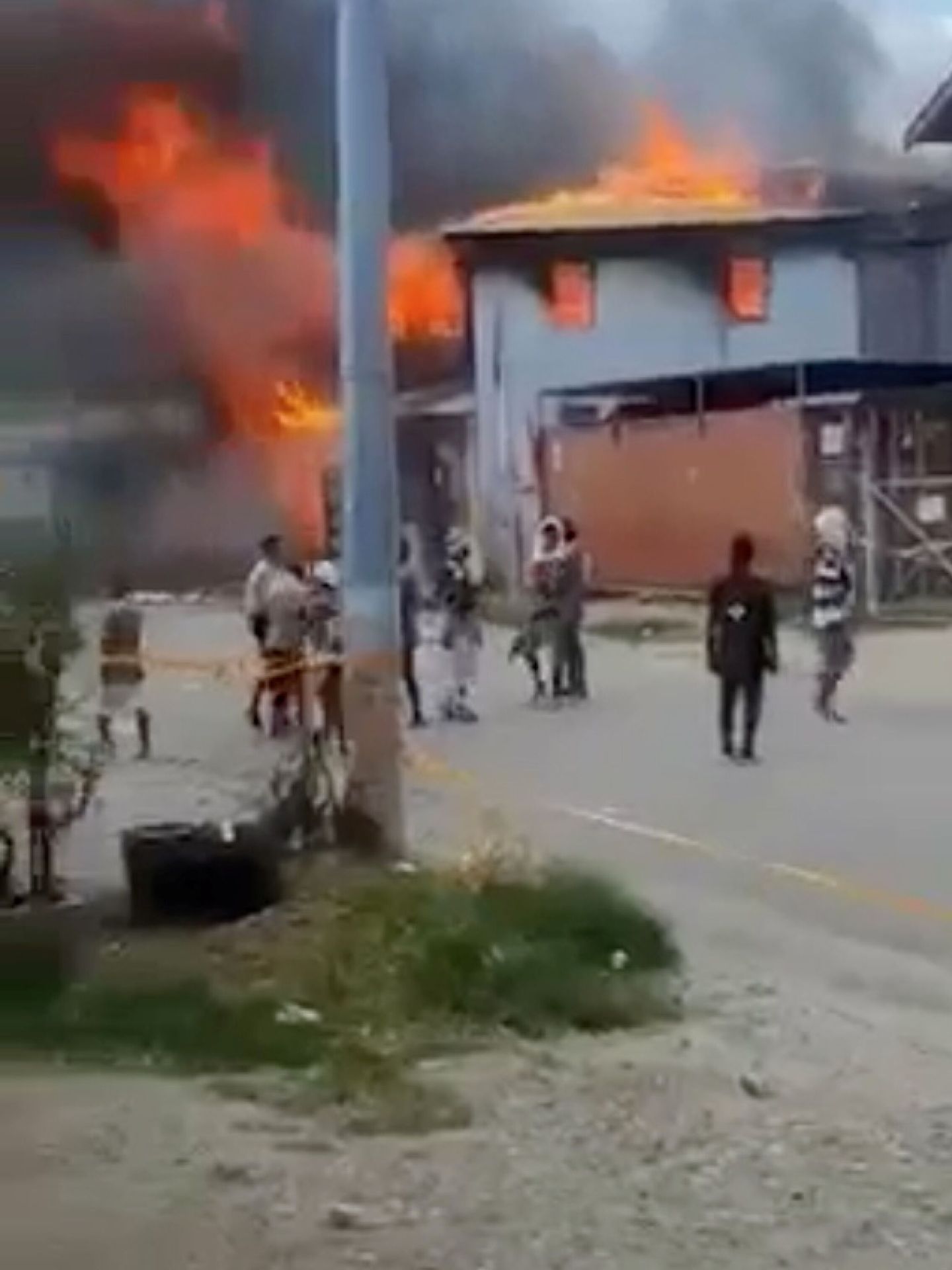 Un edificio arde en el barrio chino. (Reuters)