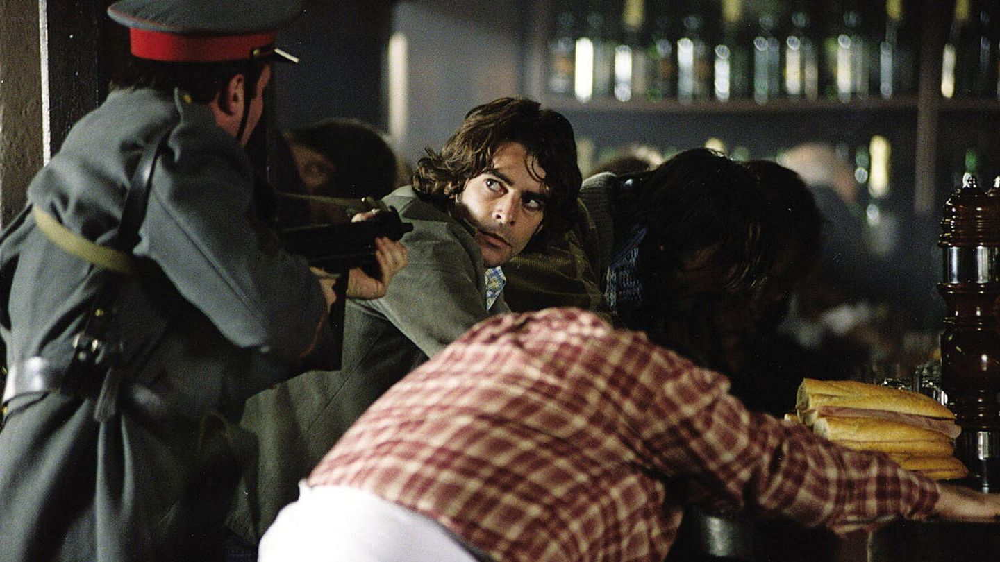 El actor Eduardo Noriega, en una de las escenas de la película que llevó a los cines la vida del 'Lobo'