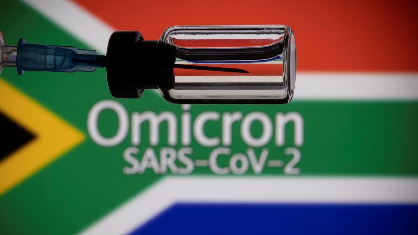 Foto: Un vial con la bandera sudafricana de fondo. (Reuters/Dado Ruvic)