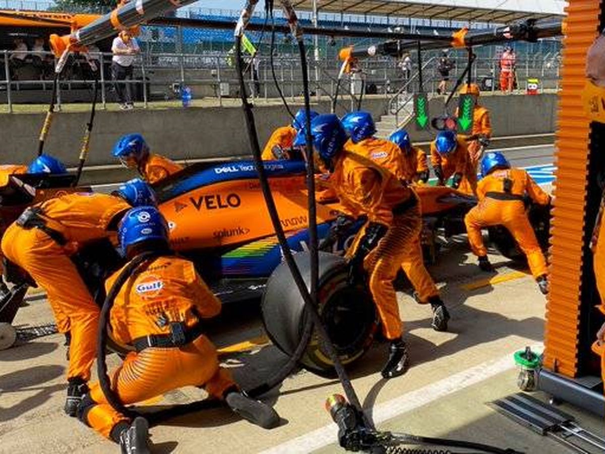 Foto: De nuevo las paradas en boxes se han cebado con Carlos Sainz. Esta vez, una pistola. (McLaren)