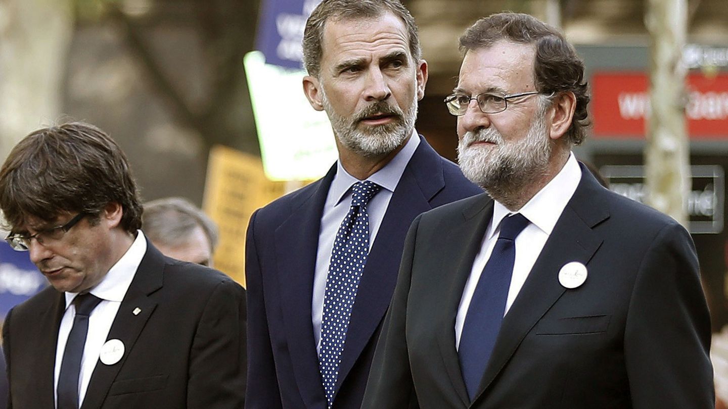 El Rey junto a Mariano Rajoy, y el 'expresident' de la Generalitat, Carles Puigdemont. (EFE)