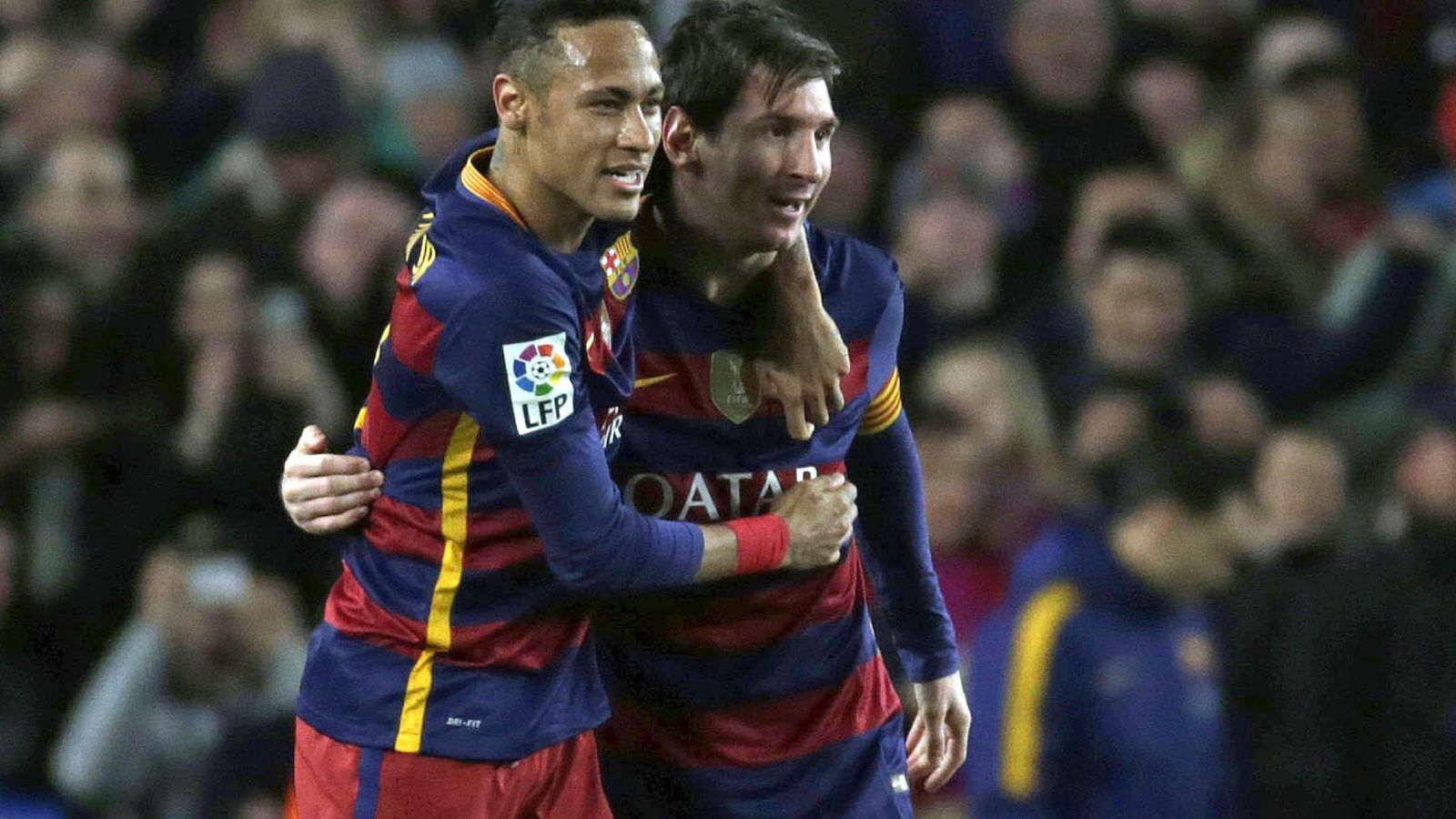 Foto: Neymar felicita a Messi por su gol de falta. (Efe)