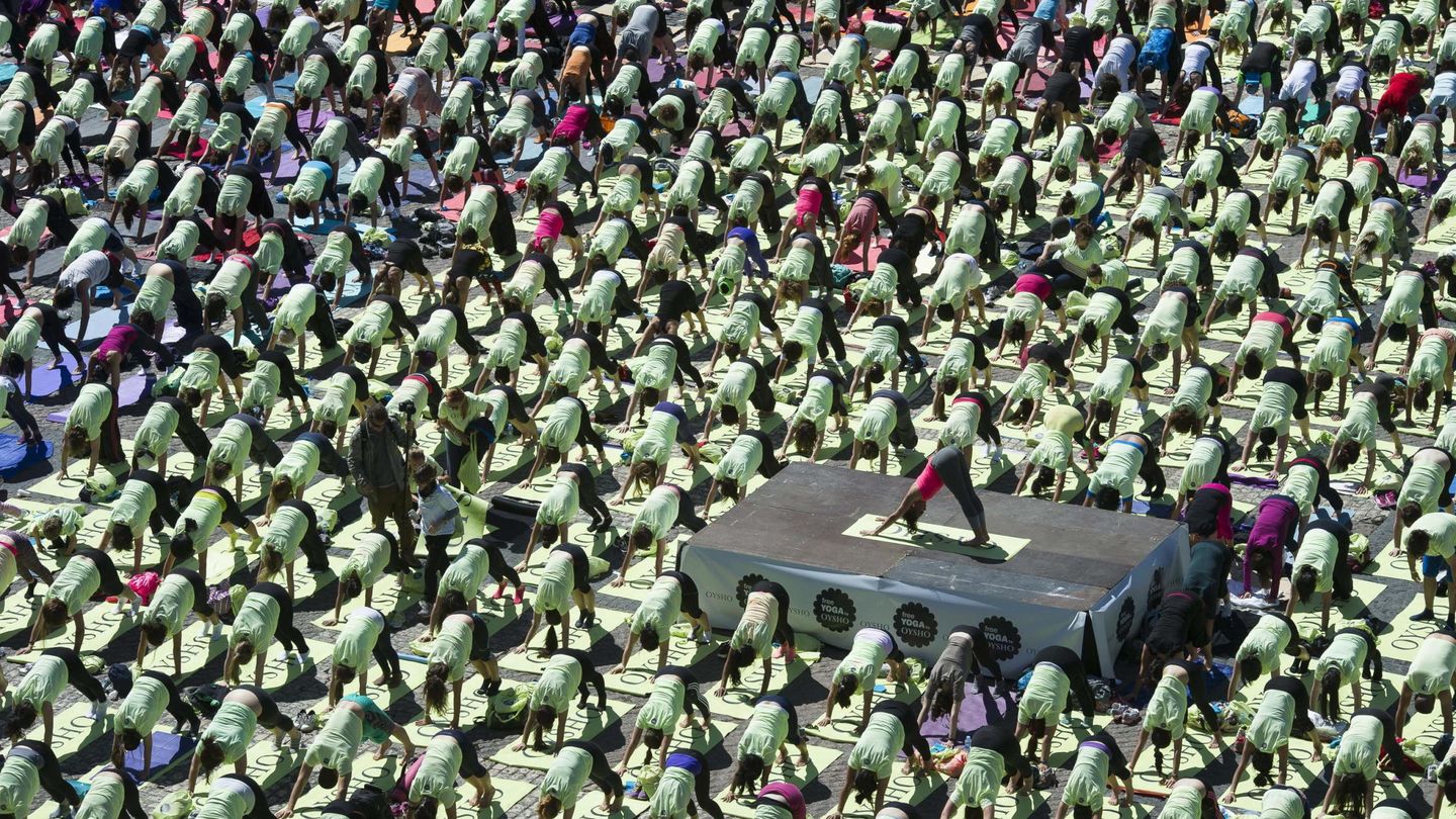 Edición de Free Yoga en la plaza Mayor de Madrid, donde Xuan Lan reunió a más de 3.000 personas. (EFE)