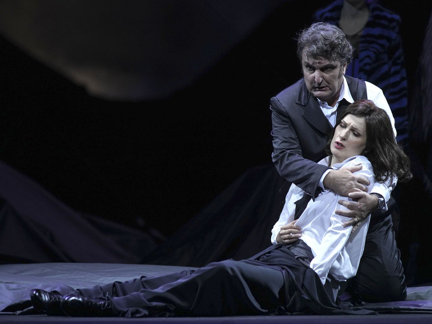 Adela Zaharia (Gilda) y Ludovic Tézier (Rigoletto), durante la presentación de la obra 'Rigoletto'. (EFE/Teatro Real/Javier del Real)