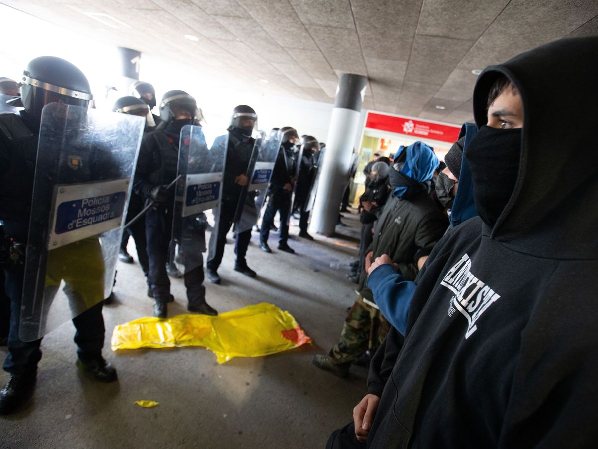 Foto: Un grupo de estudiantes nacionalistas intenta boicotear un acto de S'ha Acabat! en la UAB. (EFE/Enric Fontcuberta)