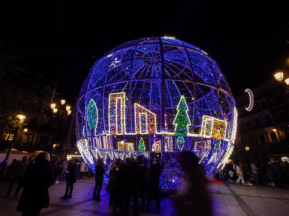 Foto: Encendido de las luces de Navidad de Toledo. (EFE/Ángeles Visdómine)