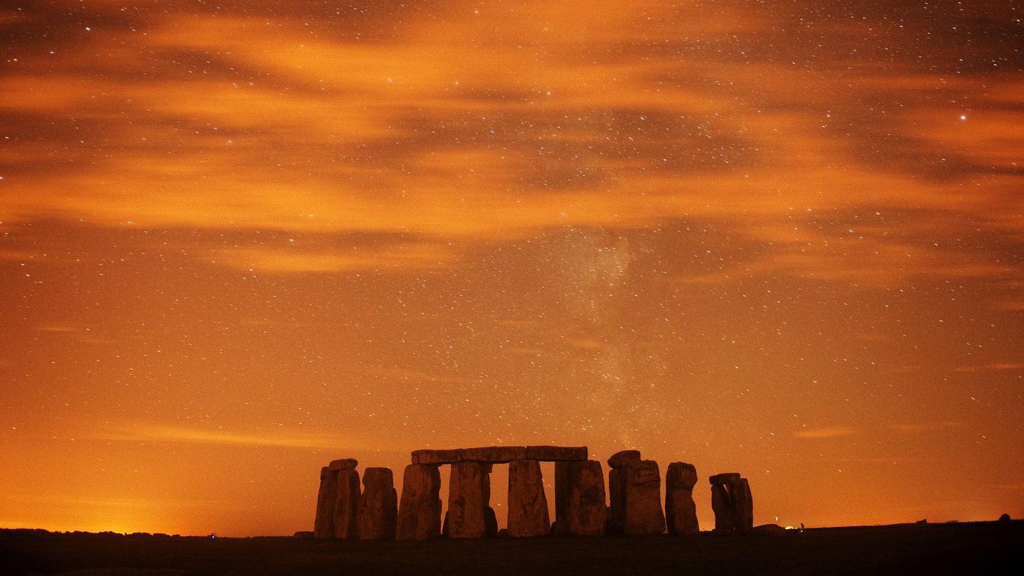 Una vista general de Stonehenge durante la lluvia de estrellas en la llanura de Salisbury, al sur de Inglaterra.