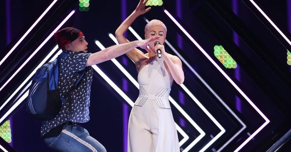 Foto: Un espontáneo quita el micrófono a SuRie en Eurovisión 2018 (EFE)