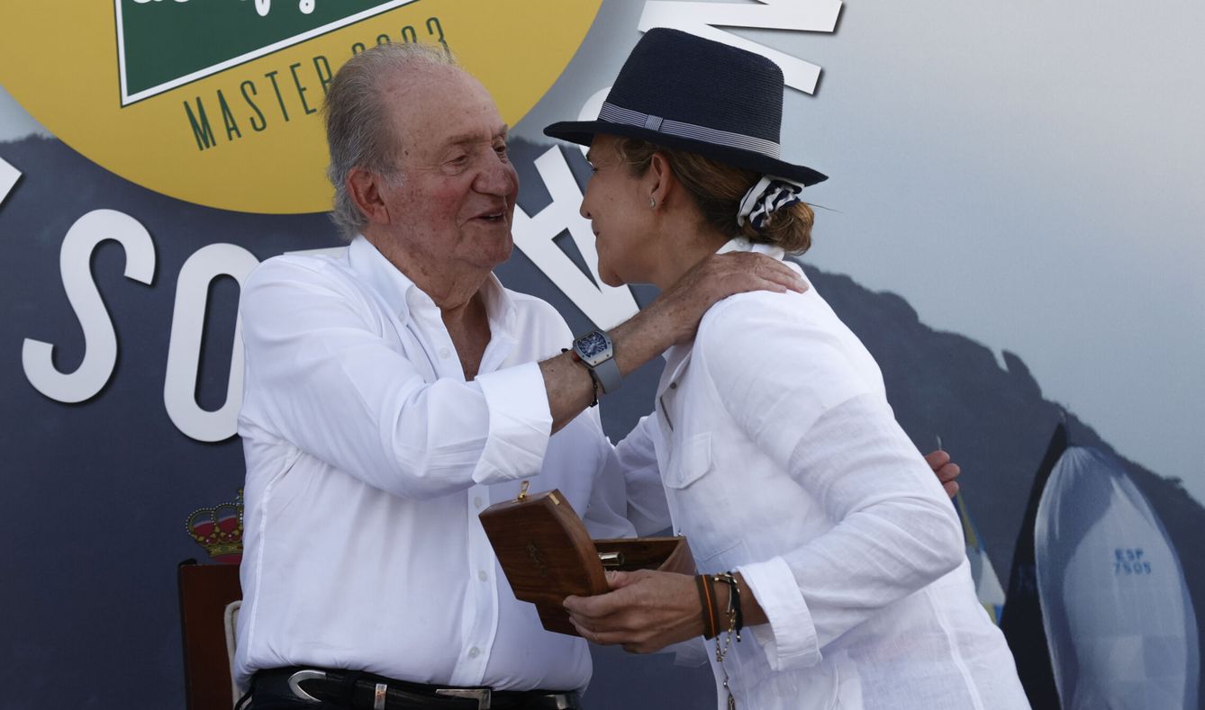 Don Juan Carlos y doña Elena en Sanxenxo. (EFE)