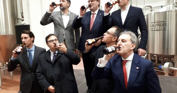 Foto: Responsables de La Salve y autoridades municipales beben cerveza para celebrar la inauguración de la fábrica de Bilbao. (J.M.A.)