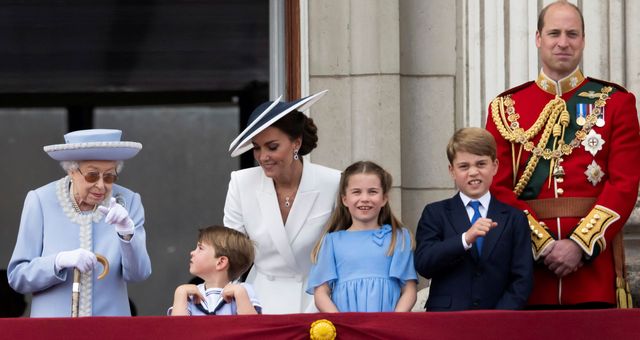 La reina da instrucciones a sus bisnietos para ver el desfile. (Reuters)