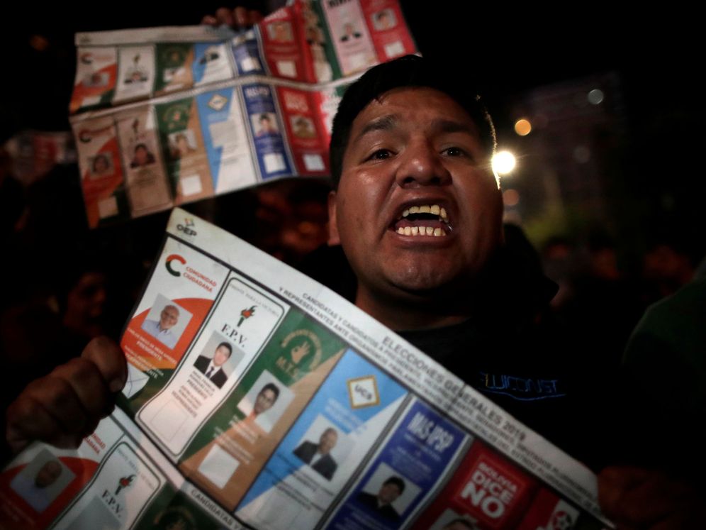 Foto: Detractores de Evo Morales durante las protestas de esta noche en La Paz, Bolivia. (Reuters)