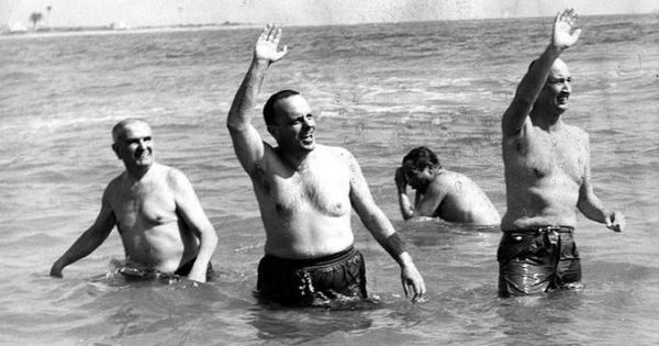 Foto: Manuel Fraga, ministro del gobierno, se baña en Palomares para demostrar que no suponía ningún riesgo (1966)