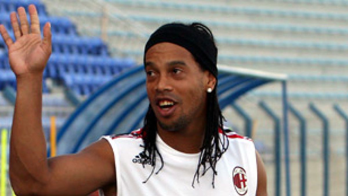 Unos aficionados obligan a Ronaldinho a irse a dormir durante una juerga