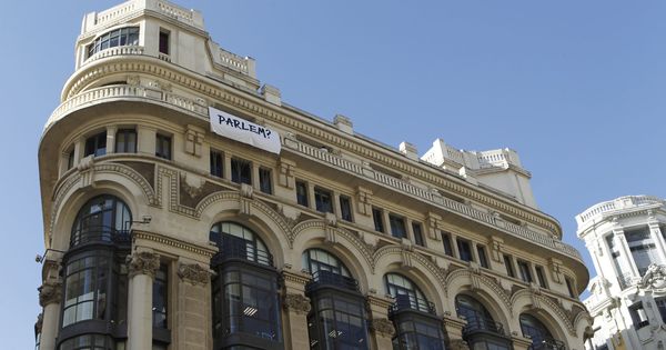 Foto: Letrero que ha puesto la agencia de publicidad Sra. Rushmore en la fachada de su sede, en Gran Vía, con la palabra "Parlem" (hablemos, en catalán). (EFE)