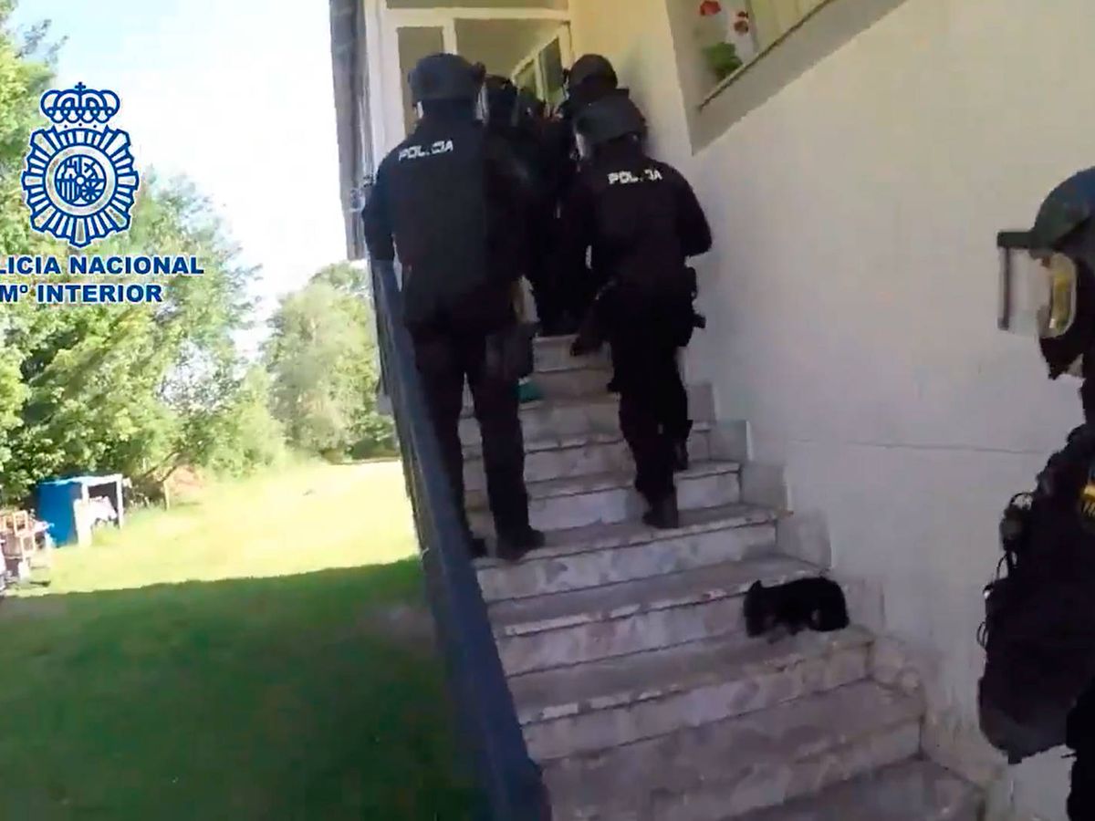 Foto: Un equipo de los GOES detuvo al fugitivo en una zona rural de A Coruña donde se escondía (Foto: Twitter)