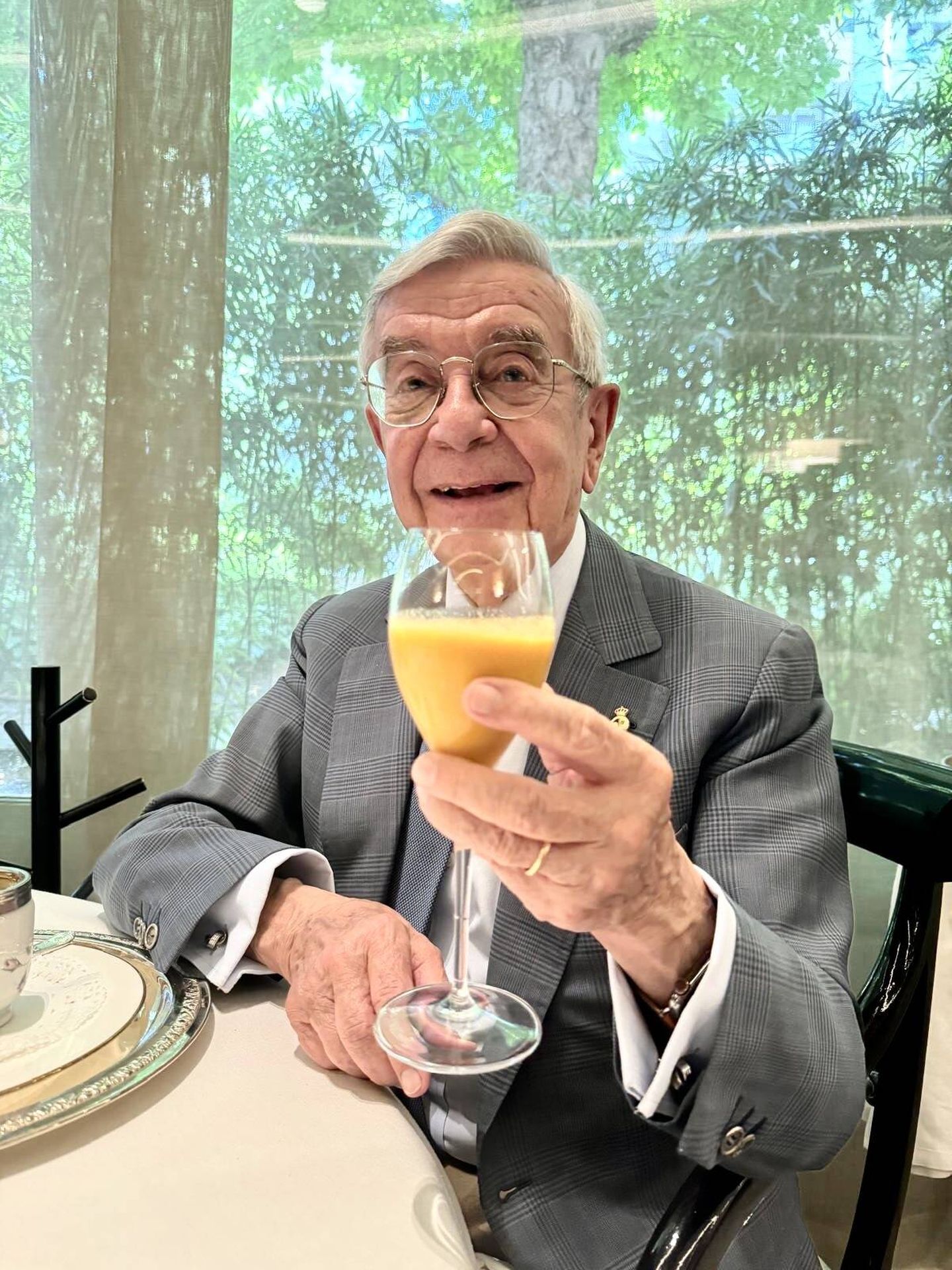 Rafael Ansón en el restaurante Zalacaín tomando un gazpacho en copa de champagne (Rafael Ansón)