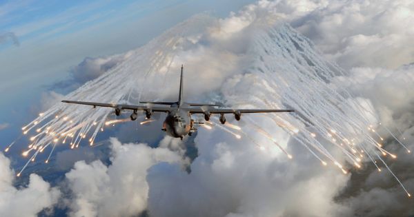 Foto: Un AC-130U Spooky lanzando bengalas (USAF)