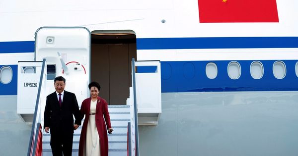 Foto: El presidente chino, Xi Jinping, llega con su esposa, Peng Liyuan, a Madrid, para comenzar su visita de Estado a España. (EFE)