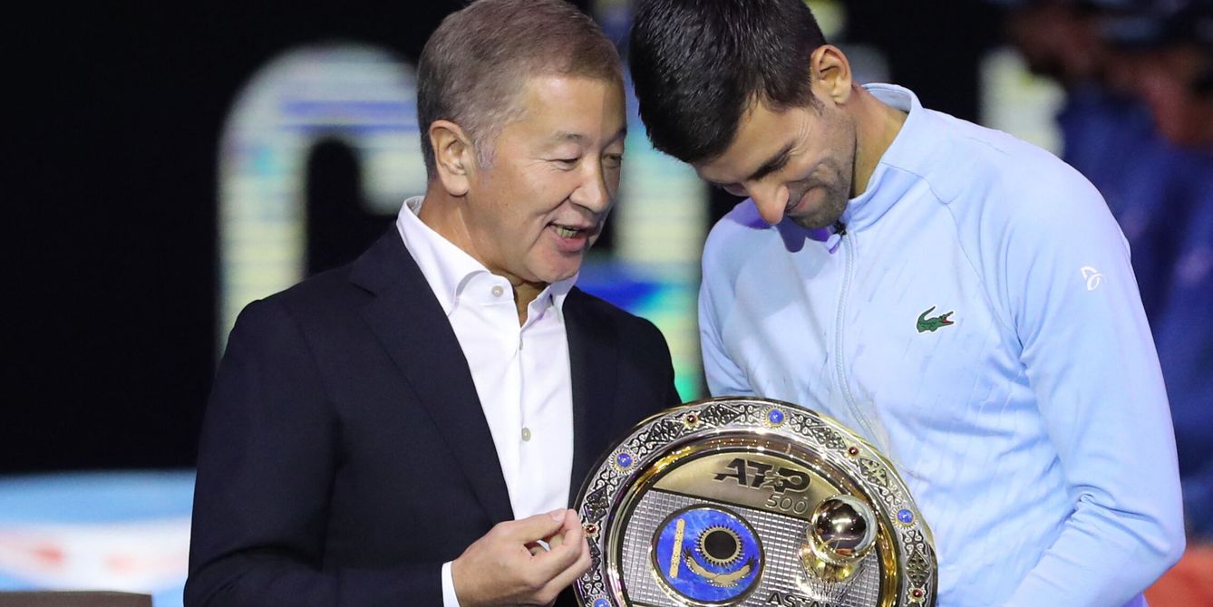 Novak Djokovic, junto a Bulat Utemuratov. (Reuters)