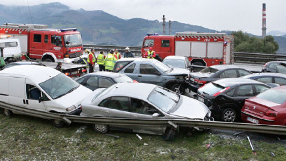 Una colisión de 50 coches en Vizcaya corta la circulación de la A-8