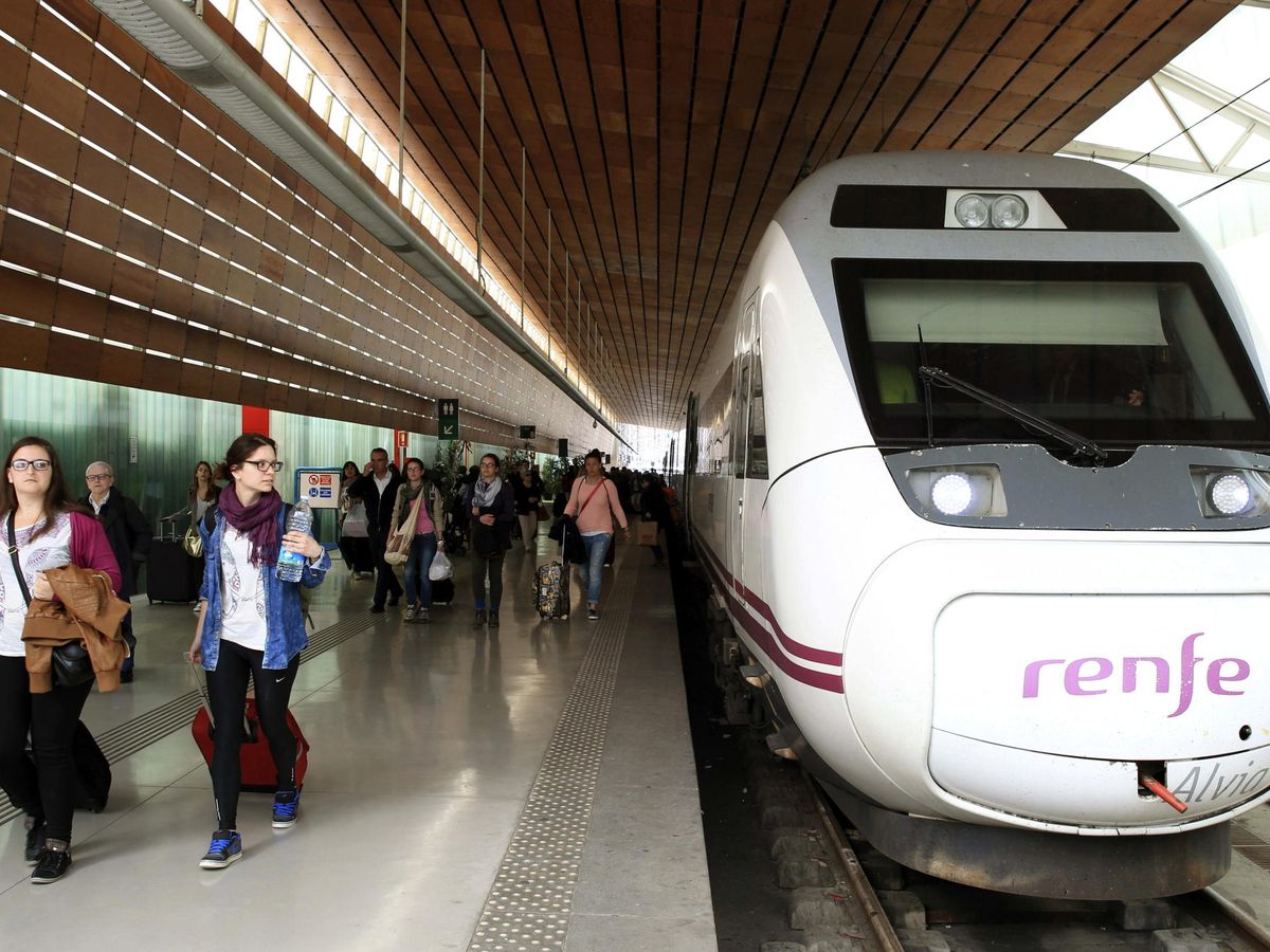 Foto: Tren AVE en Barcelona. (EFE)