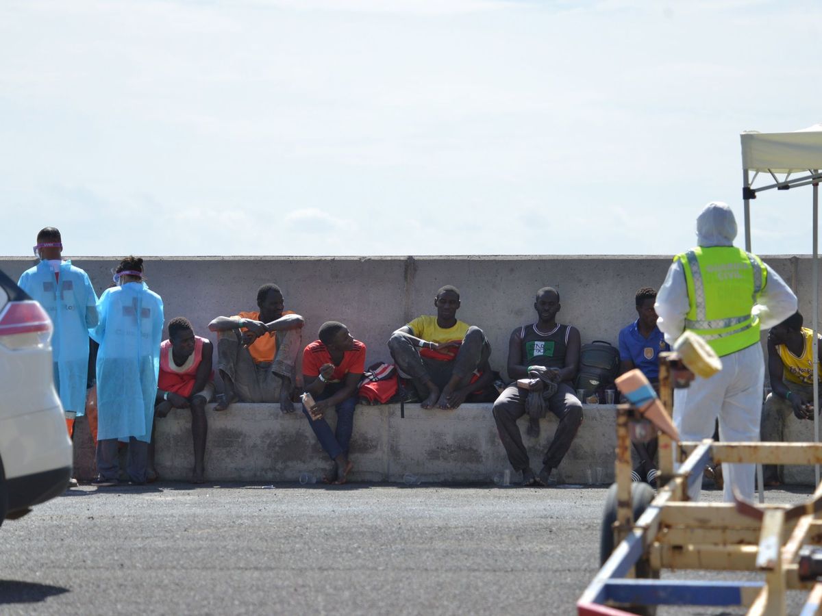 Foto: Inmigrantes atendidos en el puerto de La Estaca, al noreste de El Hierro. (EFE)