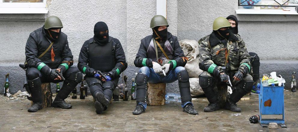 Grupo de separatistas, en Slaviansk. (Reuters)