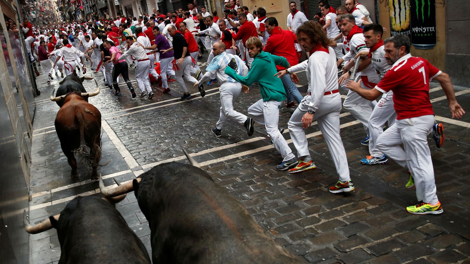 Foto: Varias personas participan en uno de los encierros de San Fermín. (Reuters)