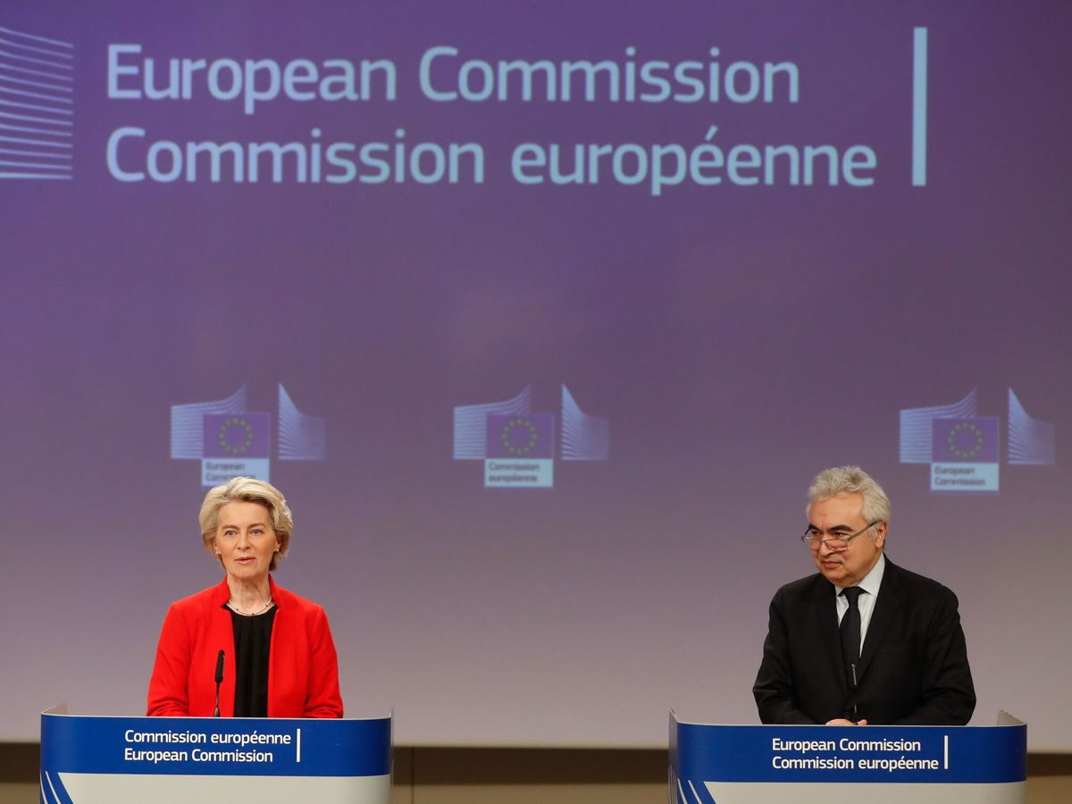 Foto: La presidenta de la Comisión Europea, Ursula von der Leyen, junto al director general de la Agencia Internacional de la Energía, Fatih Birol. (EFE EPA/Stephanie Lecocq)