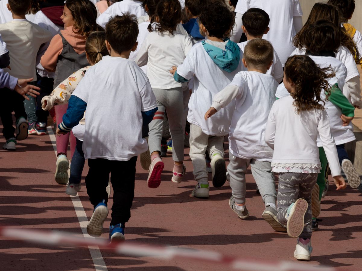 Foto: Un grupo de niños corre durante la novena edición de 'La Vuelta al Cole'. (Eduardo Parra/Europa Press)